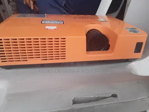 Ogbonge Hitachi Multimedia Projector