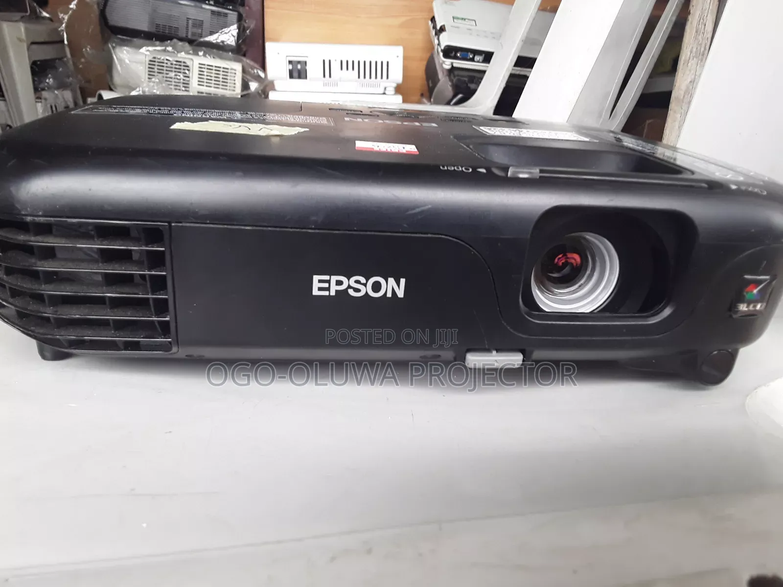 Very Sharp and Affordable Epson Eb-So2 Multimedia Projector
