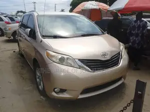 Toyota Sienna 2017 Gold
