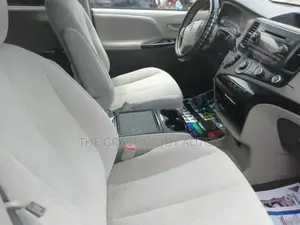 Toyota Sienna 2017 Gold