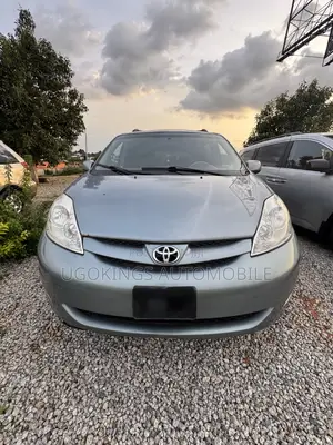 Toyota Sienna XLE 7 Passenger 2010