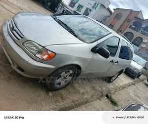 Toyota Sienna XLE 2002 Silver