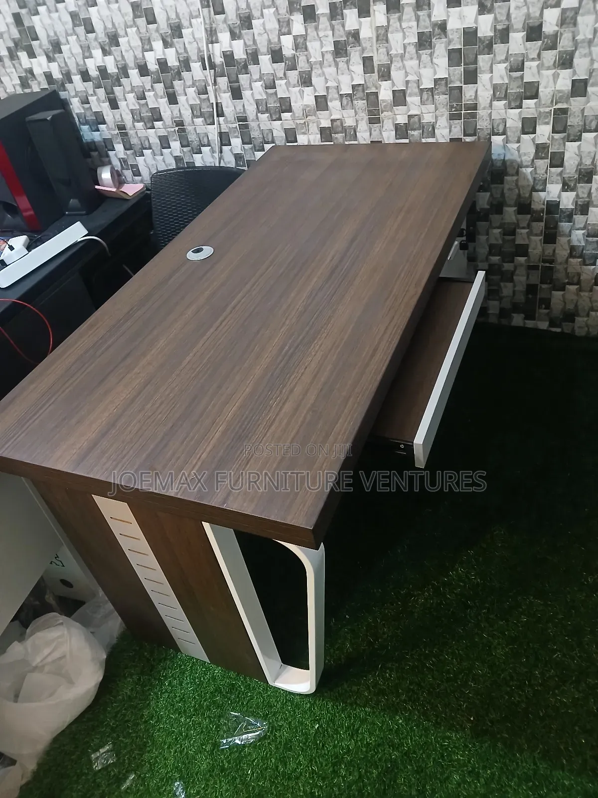 Simple Executive Office Table .