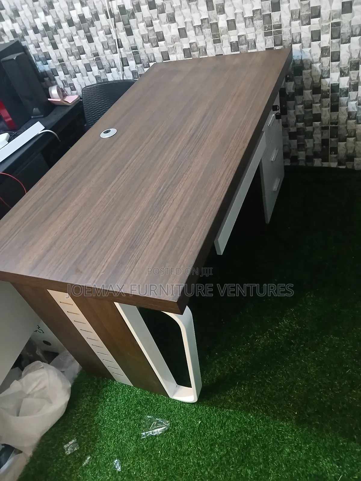 Simple Executive Office Table .