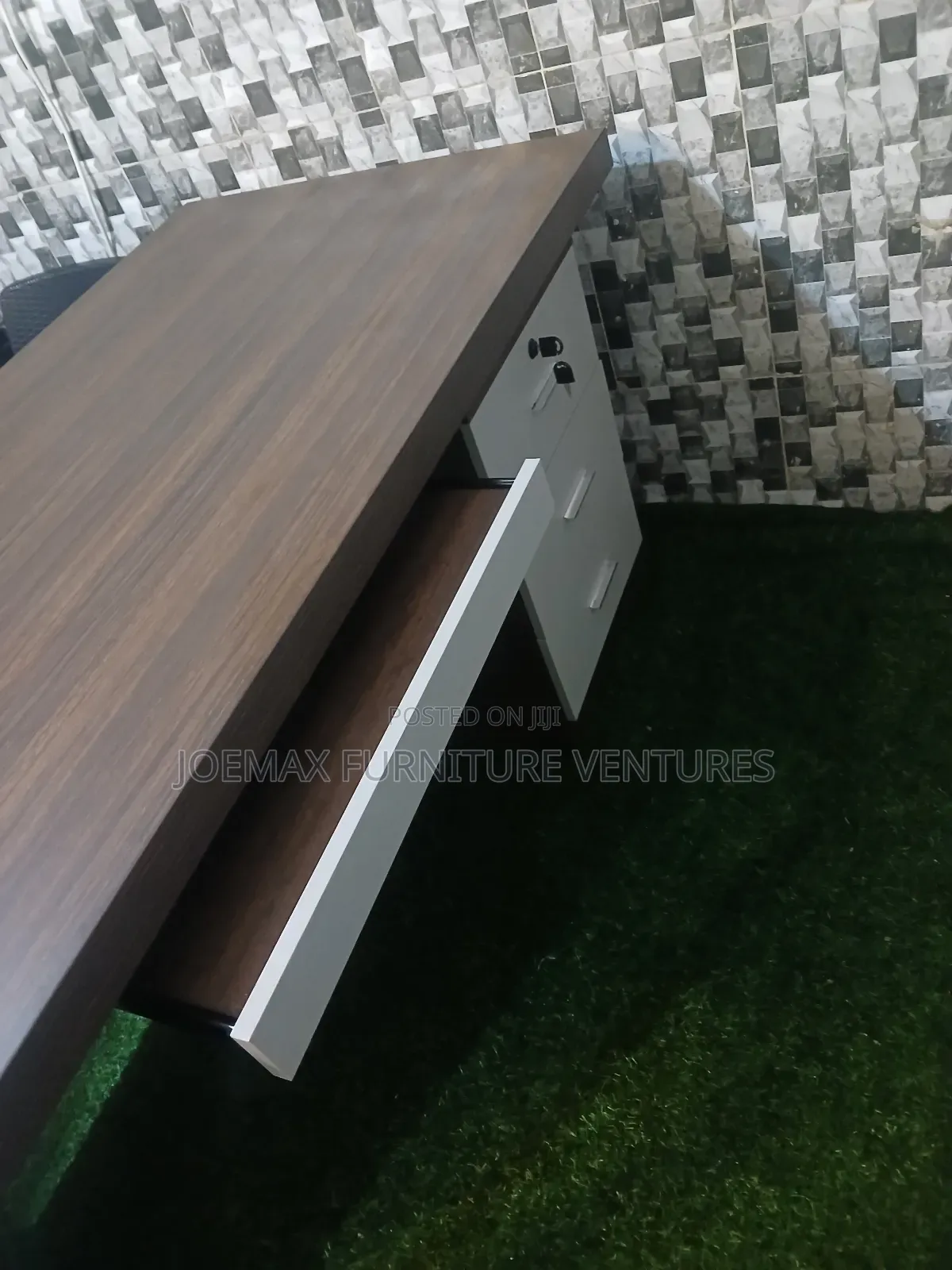Simple Executive Office Table .