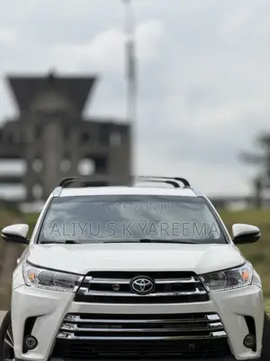 Toyota Highlander XLE 4x2 V6 (3.5L 6cyl 8A) 2017 White