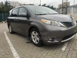 Toyota Sienna LE 7-Passenger 4dr Minivan AWD (3.5L 6cyl 6A) 2014 Gray