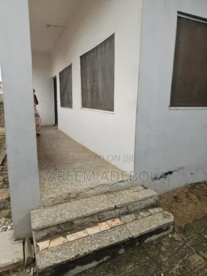 3bdrm Block of Flats in Yakoyo/Alagbole for rent