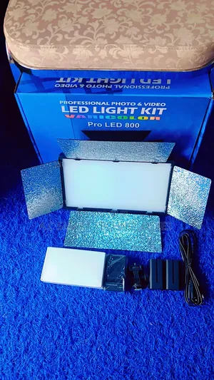 Led 800 Video Light With Tripod and Batteries