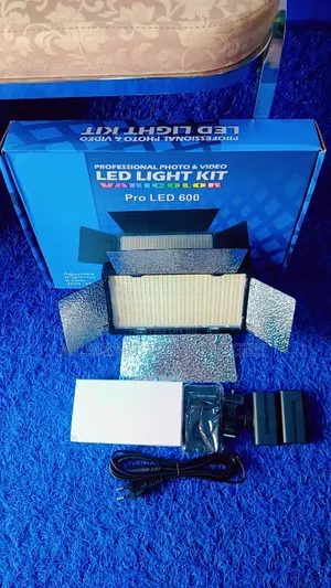 Pro Led 600 Video Light With Batteries and Tripod