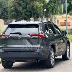 Toyota RAV4 XLE 2021 Gray