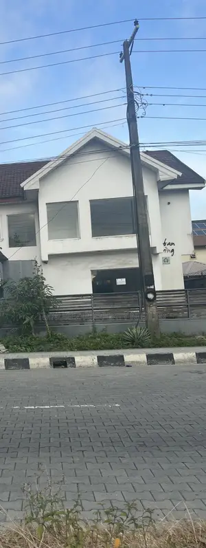 Showroom Shop to Let in Lekki Phase 1