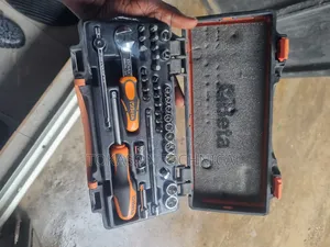 900/55-1/4 Reversible Ratchet With a Set of Sockets and Accessories
