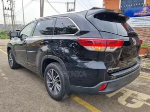 Toyota Highlander XLE 4x4 V6 (3.5L 6cyl 8A) 2017 Black