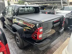 New Toyota Hilux 2025 Black