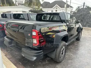 New Toyota Hilux 2025 Black