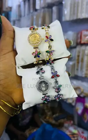 Sleek Ladies Wristwatch Bracelet Set