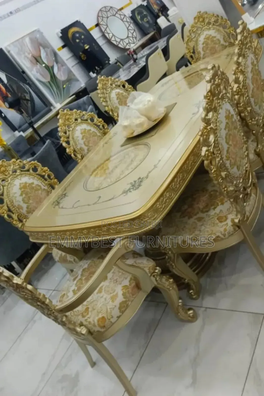 Luxurious 8 Seaters Dinning Set.