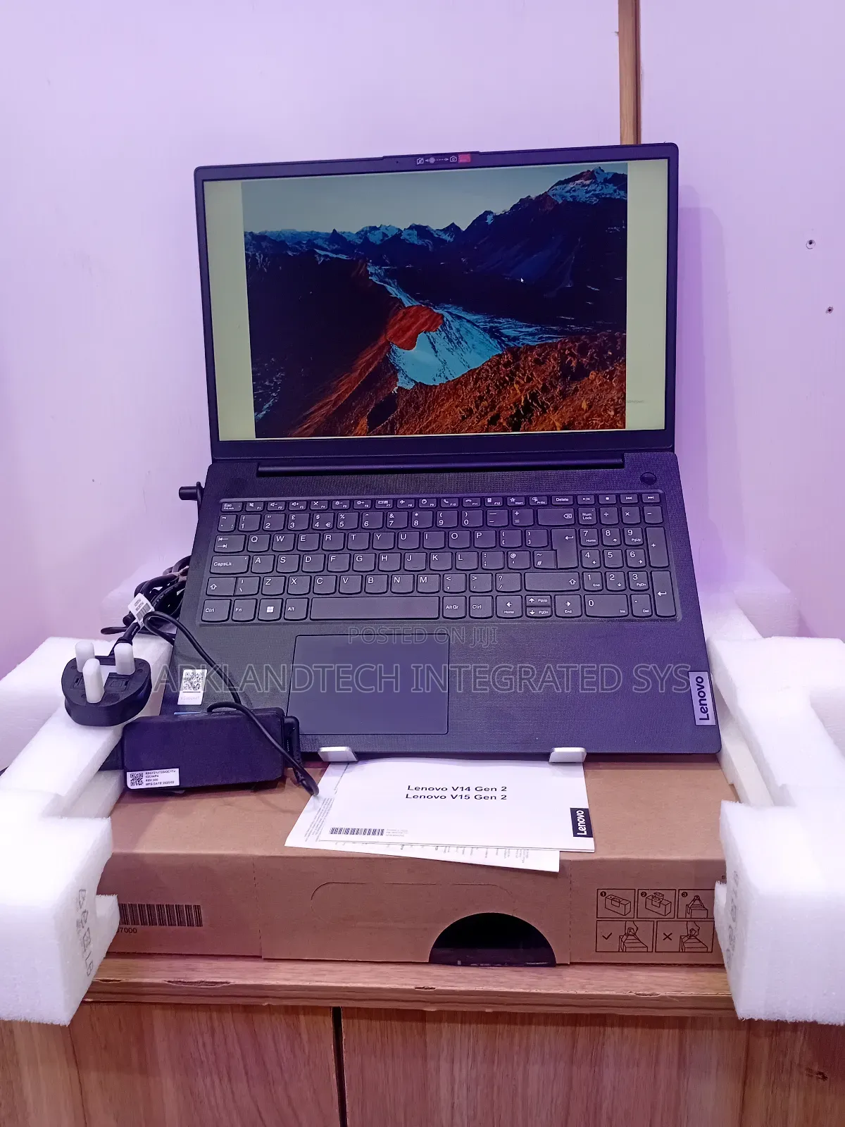 New Laptop Lenovo IdeaPad 720S 8GB Intel Core i3 SSD 256GB