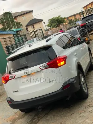 Toyota RAV4 XLE 4dr SUV AWD (2.5L 4cyl 6A) 2015 White