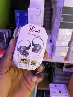 QKZ Ak6 in-Ear Monitor.