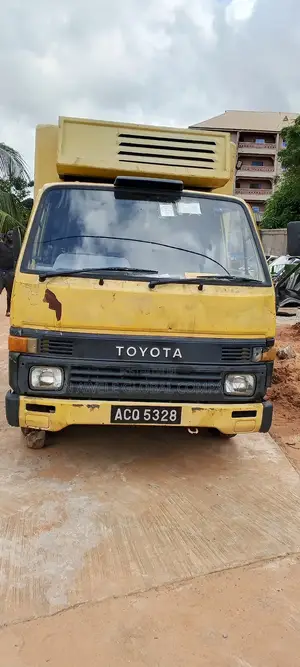 Toyota Previa 2010 Yellow