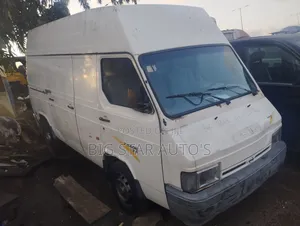 Nissan Caravan (Urvan) 2000 White