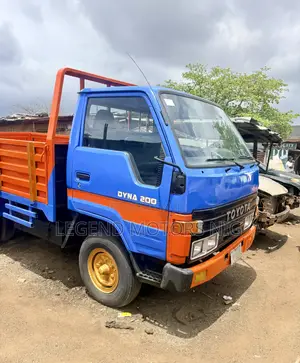 Toyota Dyna 200 Six Tyres Old Model 2.4litre Engine