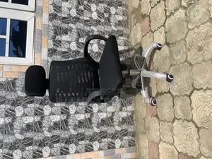 Office Chair With Arm Rest, Head Rest, Adjustable Height and Swivel.