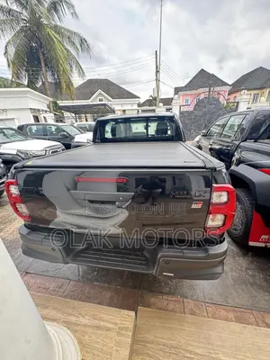 New Toyota Hilux 2025 Black