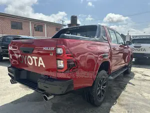 New Toyota Hilux 2023 Red