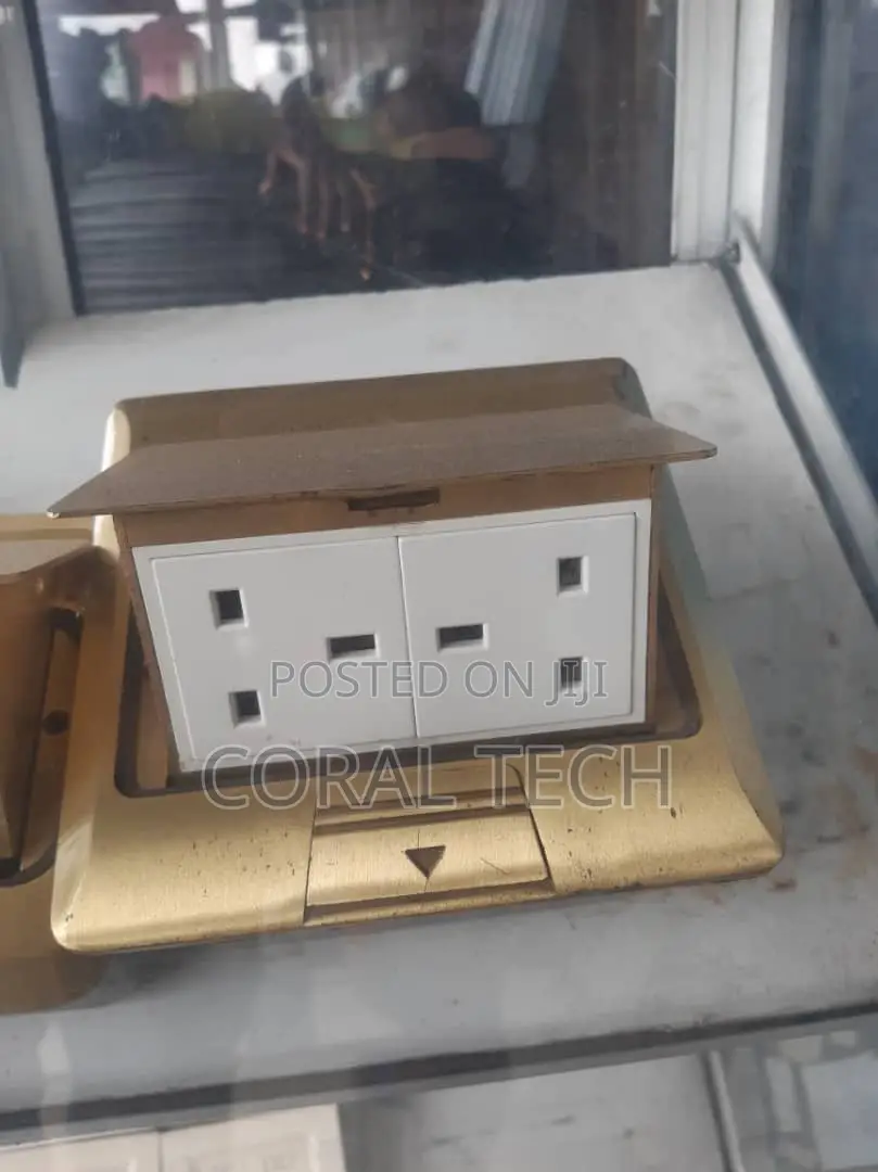 Luxury Single Pop-Up Floor Socket With Universal Socket and Data Port
