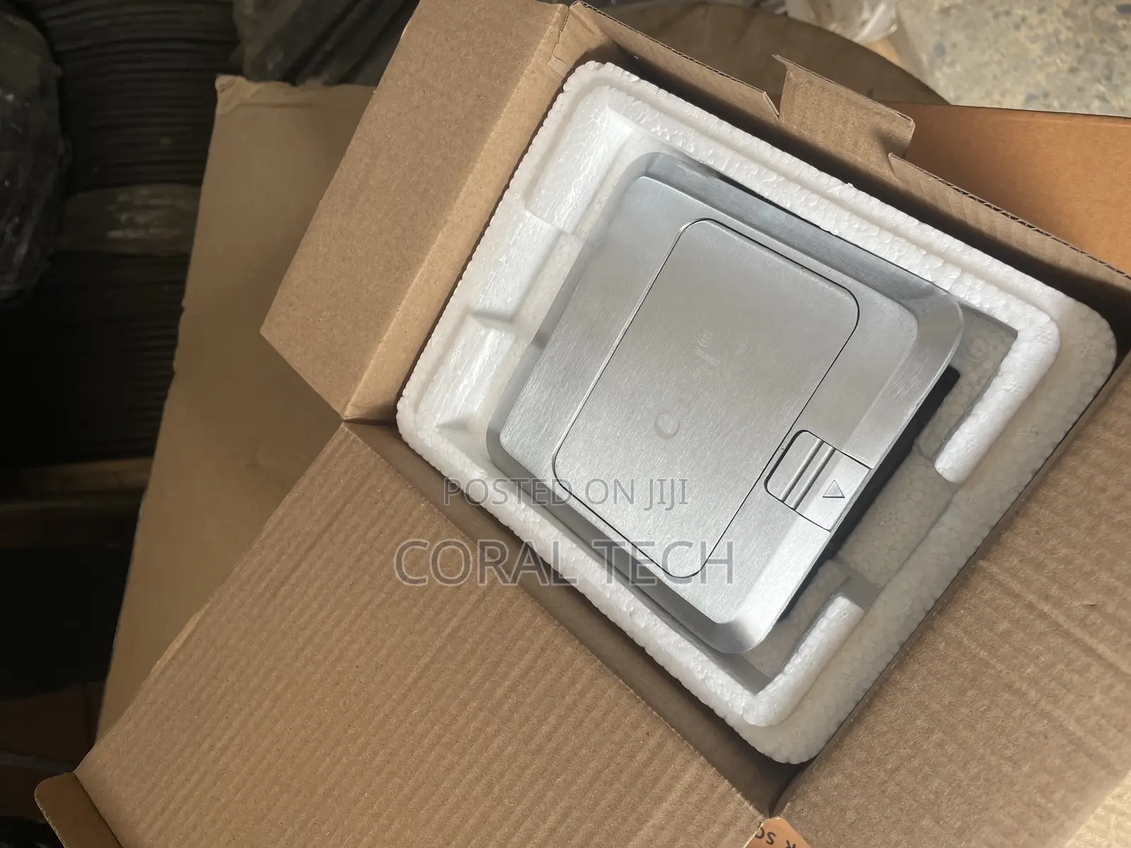 Luxury Single Pop-Up Floor Socket With Universal Socket and Data Port