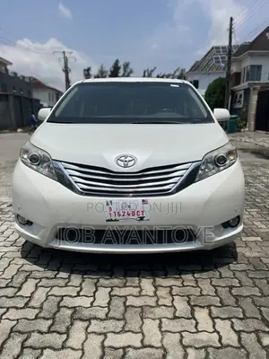 Toyota Sienna Limited 7 Passenger 2012 White