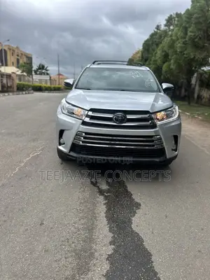 Toyota Highlander XLE 4dr SUV AWD (3.5L 6cyl 6A) 2014 Silver