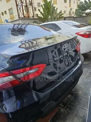 Toyota Camry SE FWD (2.5L 4cyl 8AM) 2018 Blue