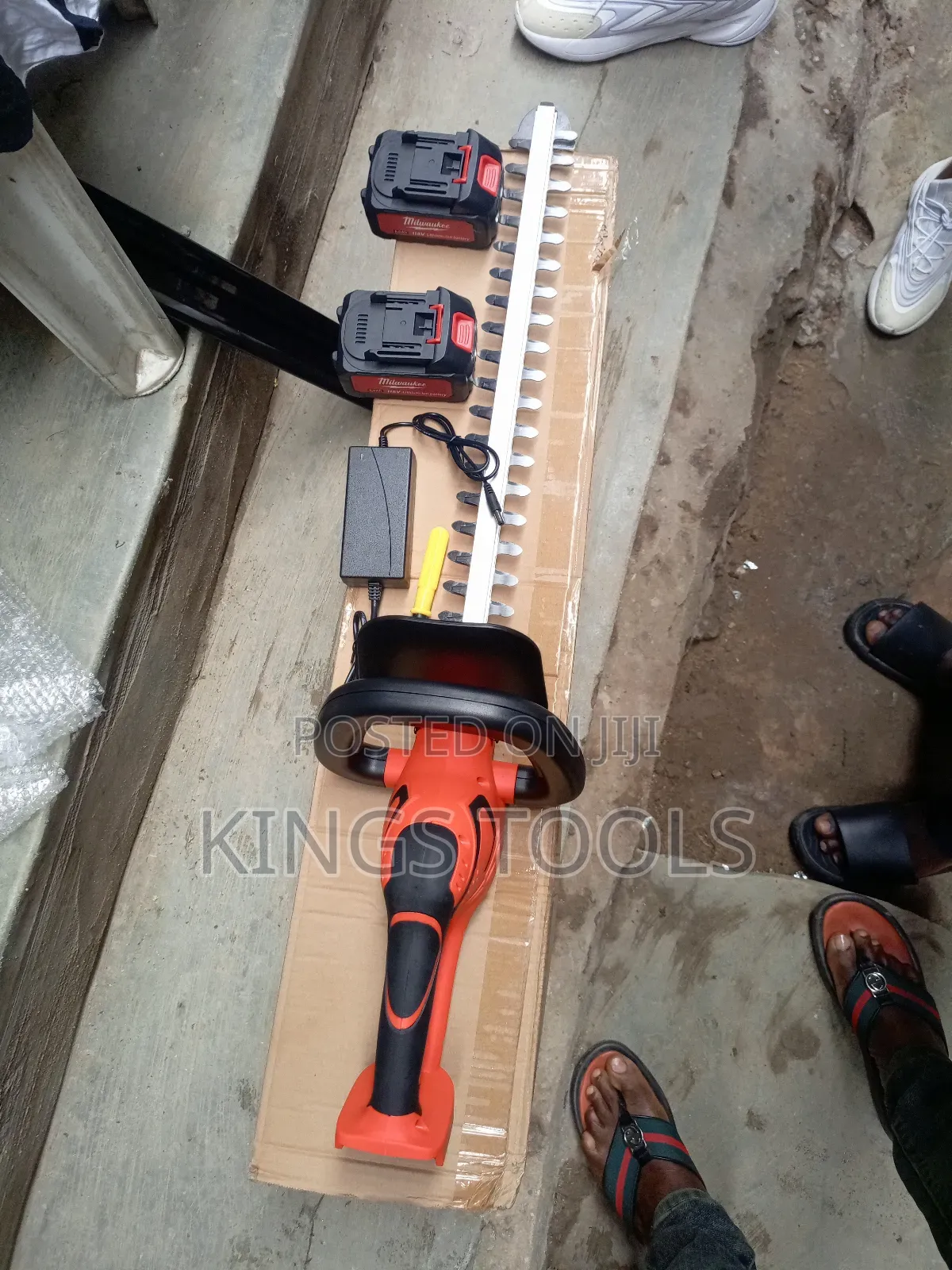 Cordless Hedge Trimmer Machine