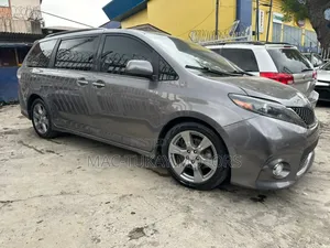 Toyota Sienna SE 8 Passenger (3.5L 6cyl 8A) 2017 Gray