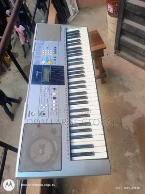 Yamaha E323 Keyboard