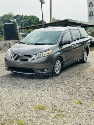 Toyota Sienna XLE 8-Passenger 4dr Minivan (3.5L 6cyl 6A) 2014 Gray