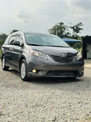 Toyota Sienna XLE 8-Passenger 4dr Minivan (3.5L 6cyl 6A) 2014 Gray