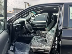 New Toyota Hilux 2025 Black
