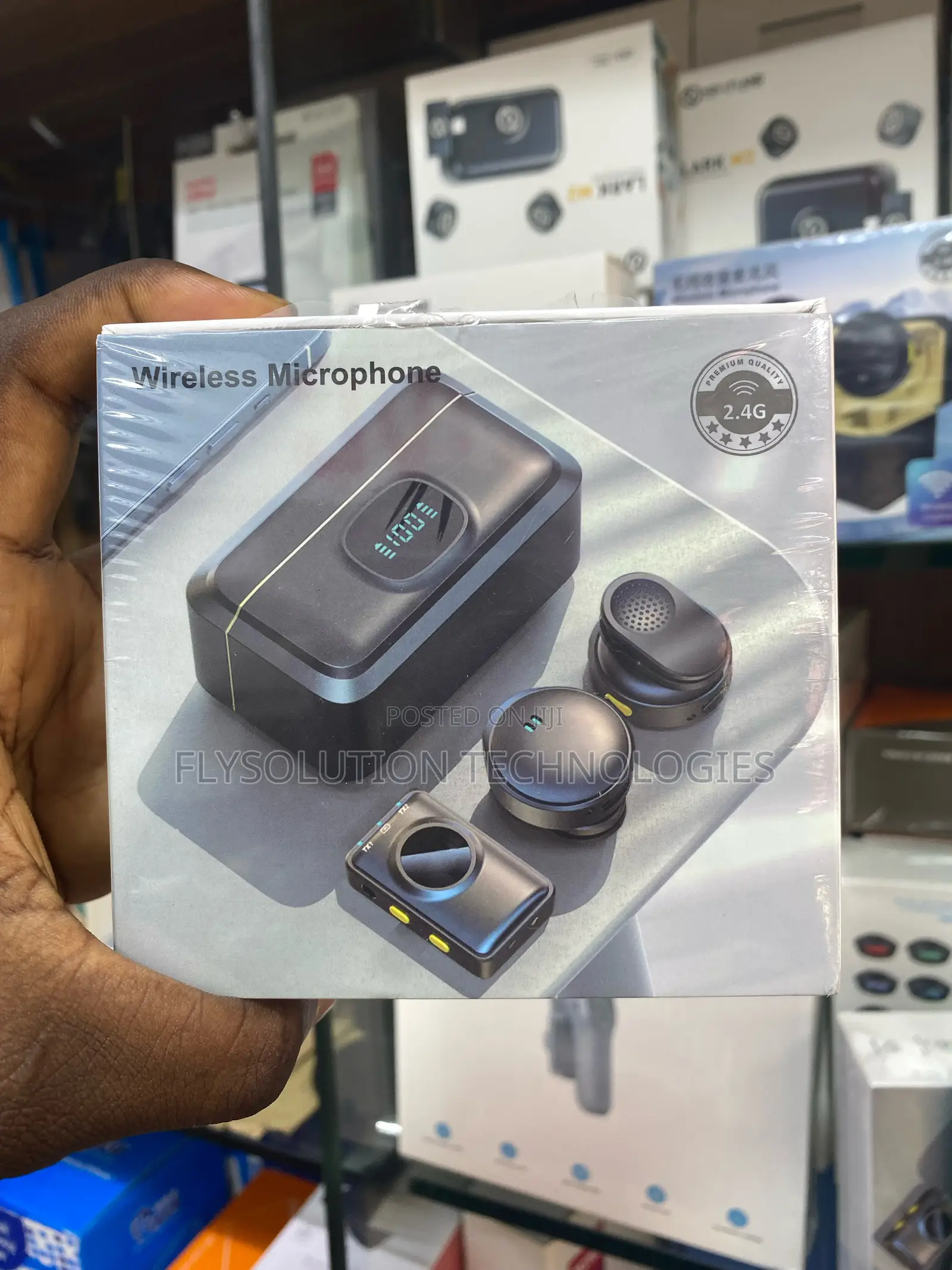 Q8 Wireless Lavalier Microphone With A Charging Case