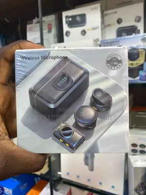 Q8 Wireless Lavalier Microphone With A Charging Case