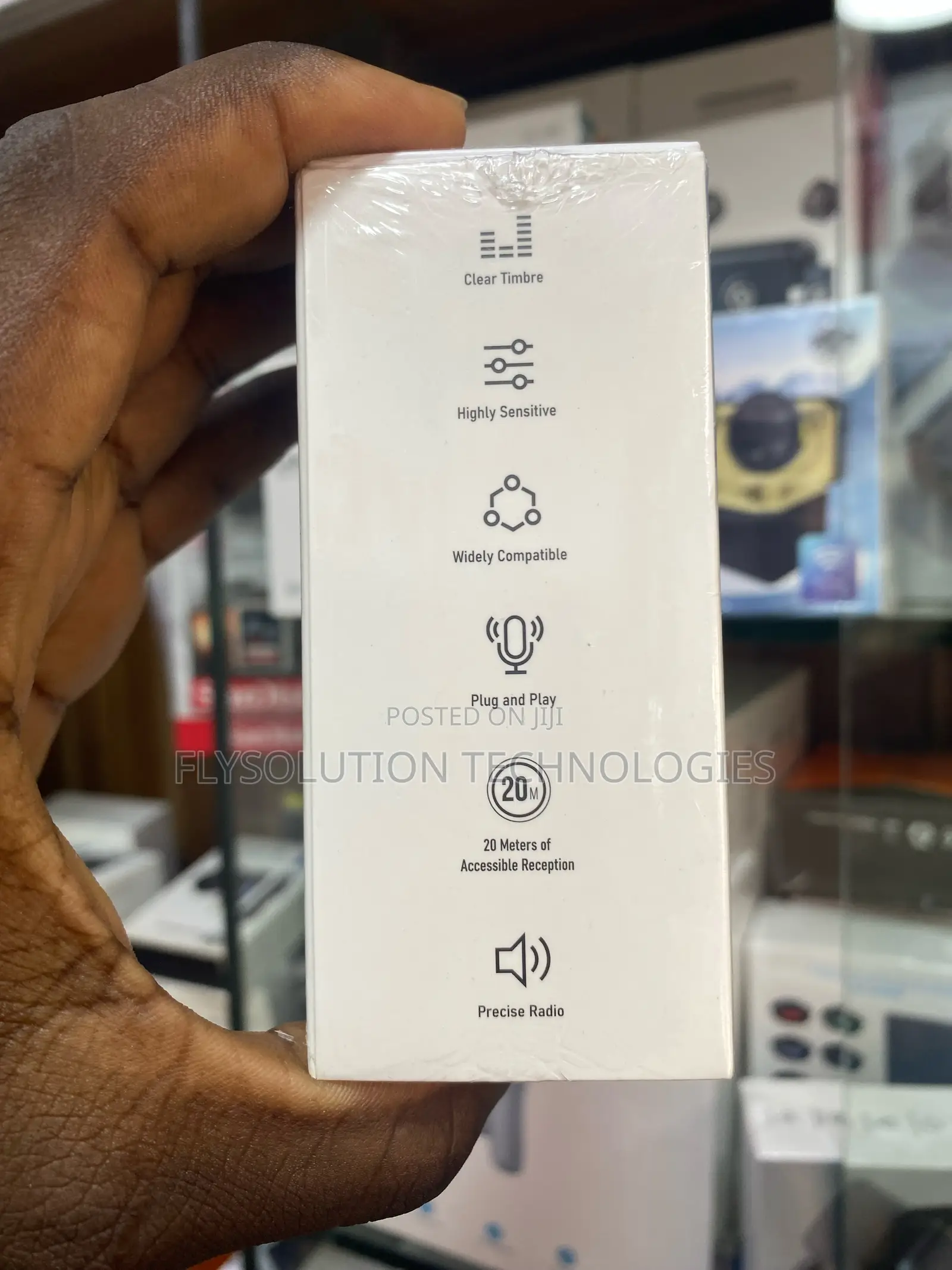 Q8 Wireless Lavalier Microphone With A Charging Case
