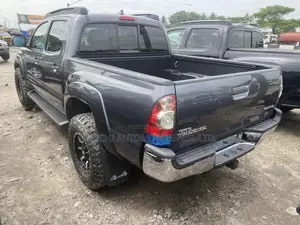 Toyota Tacoma V6 4dr Double Cab 4WD 5.0 ft. SB (4.0L 6cyl 5A) 2015 Gray