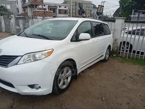 Toyota Sienna LE 8 Passenger 2010 White
