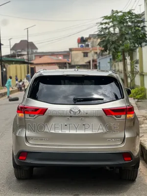Toyota Highlander XLE 4dr SUV AWD (3.5L 6cyl 6A) 2015 Gold