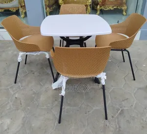 Set of 4 Single Chairs With White Table