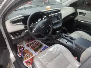 Toyota Avalon XLE Premium Sedan FWD (3.5L 6cyl 6A) 2013 Silver